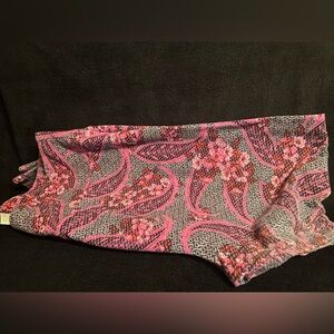 Pre-love nice basic, cool leggings they are pink and gray and color